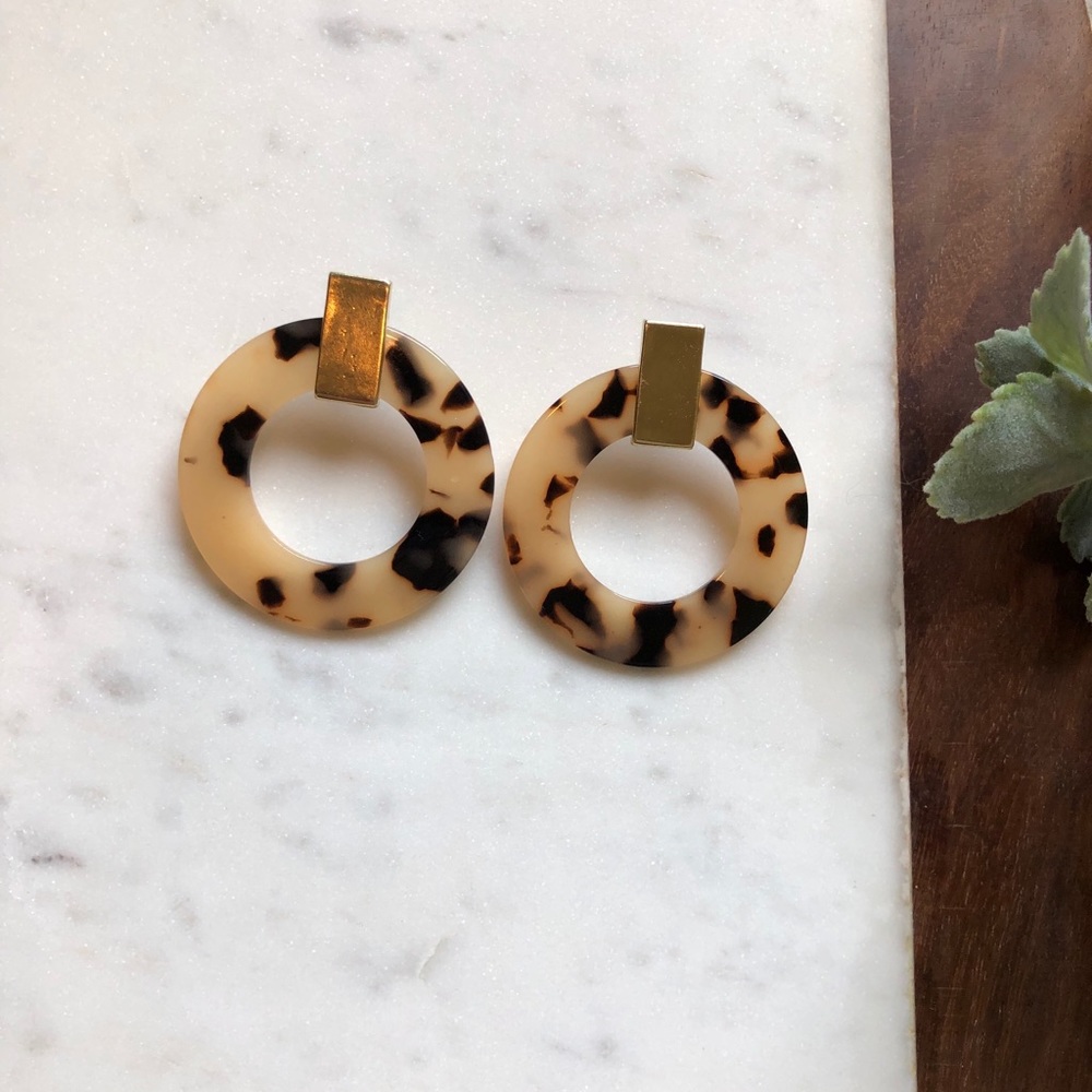 NWOT! The Camilla Resin Hoop Earring - Picture 2 of 8